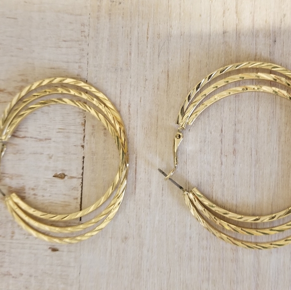 Bold goldtone hoop earrings - Picture 5 of 8